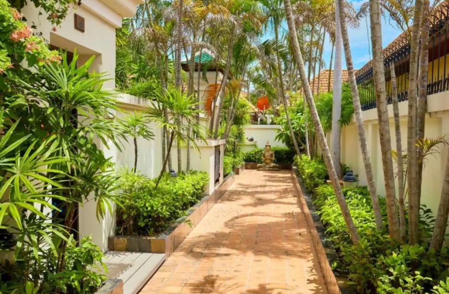 Bali Style Luxury Pool Near & Walking St! Pattaya