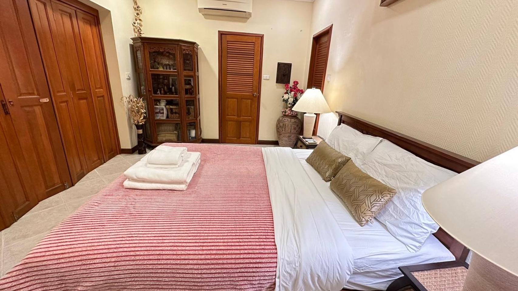 Bali Style Luxury Pool Near & Walking St! Villa