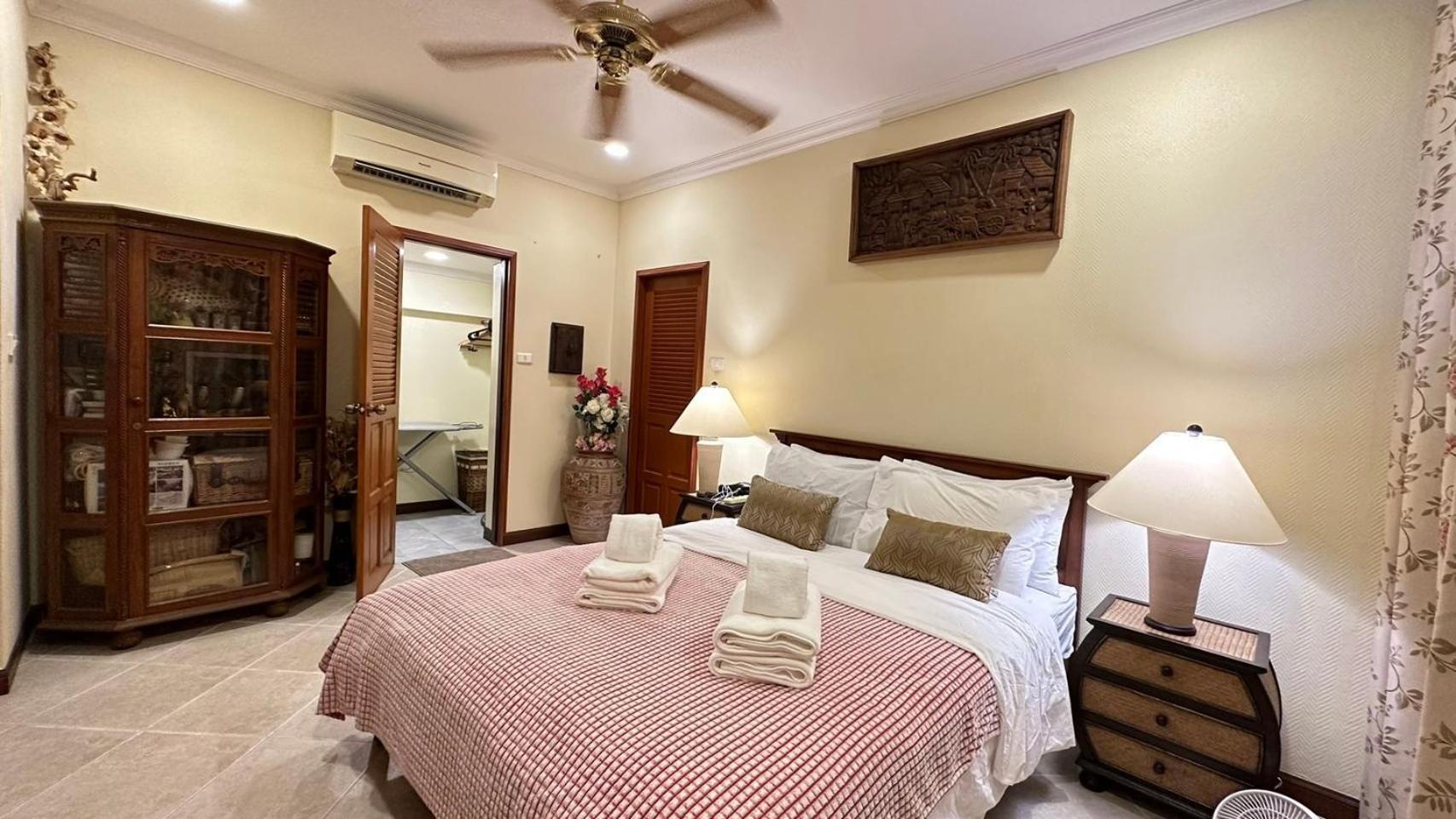 Bali Style Luxury Pool Near & Walking St! Villa
