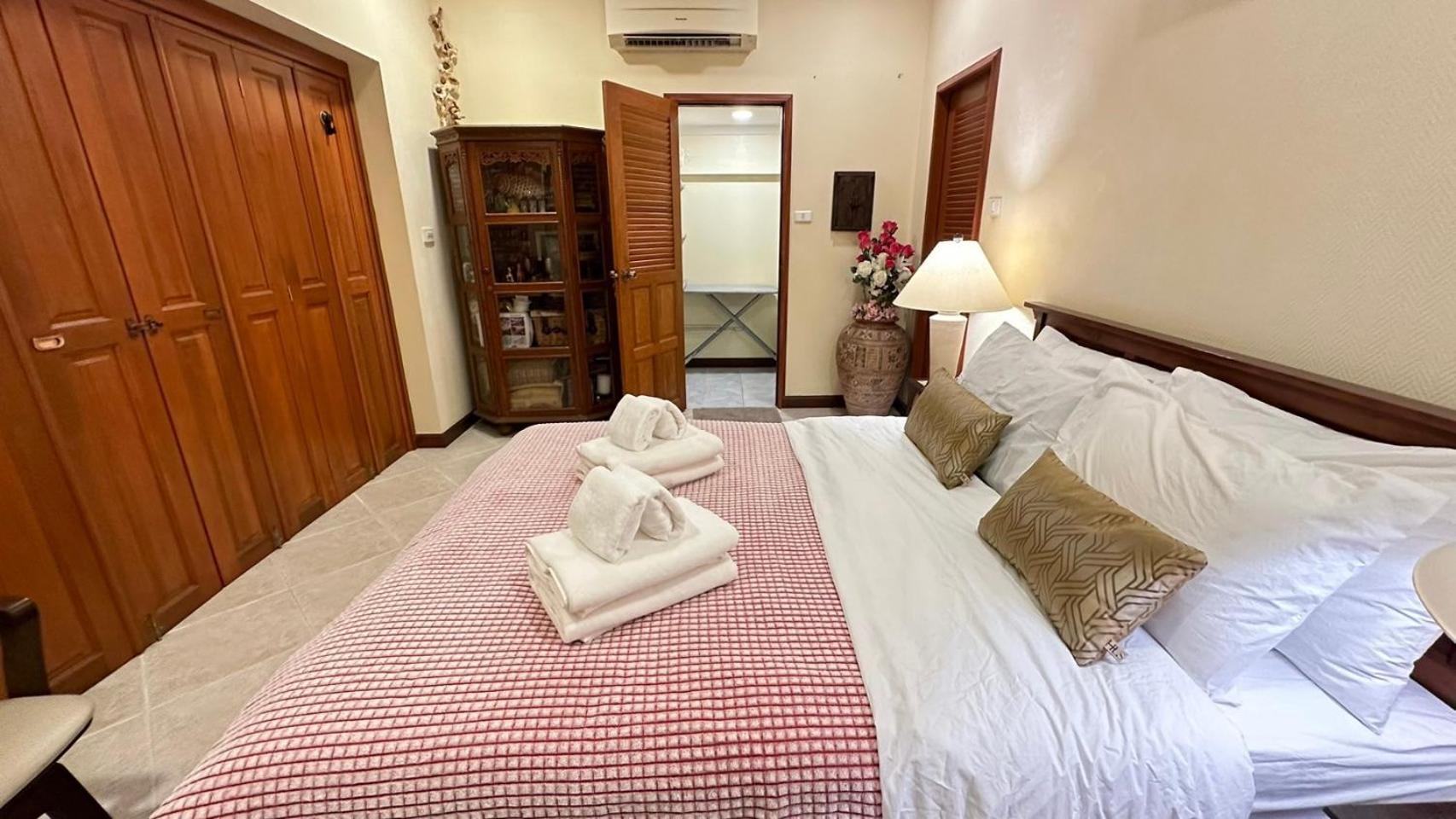 Bali Style Luxury Pool Near & Walking St! Villa